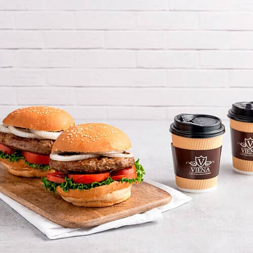 2 HAMBURGUESAS DE LA CASA + 2 CAFÉS AMERICANOS 8 OZ