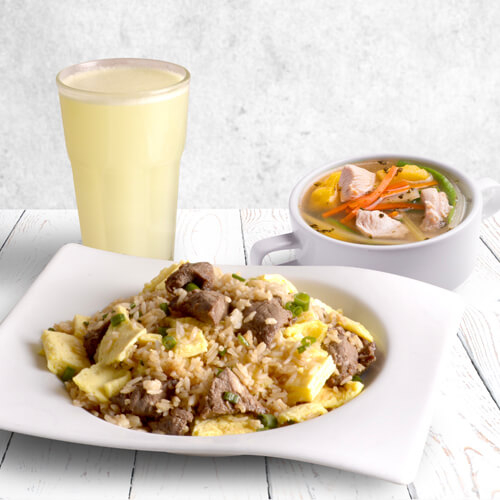 ARROZ CHAUFA DE CARNE + VASO DE LIMONADA 8oz O VASO DE CHICHA 8oz + ENTRADA