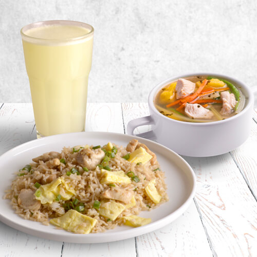 ARROZ CHAUFA DE POLLO + VASO DE LIMONADA 8oz O VASO DE CHICHA 8oz + ENTRADA