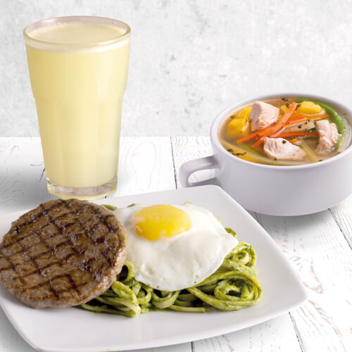 HAMBURGUESA CON TALLARINES VERDES + VASO DE LIMONADA 8oz O VASO DE CHICHA 8oz + ENTRADA