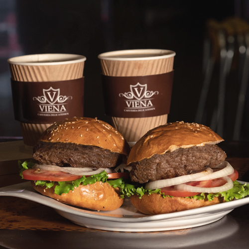 2 HAMBURGUESAS DE LA CASA + 2 CAFÉS AMERICANOS 8 OZ