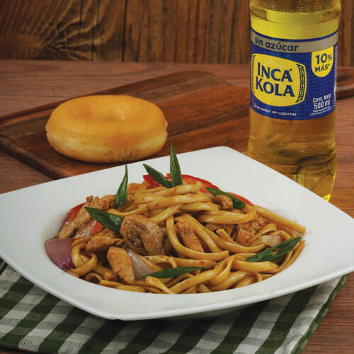 TALLARIN SALTADO DE POLLO + GASEOSA O AGUA + ENTRADA